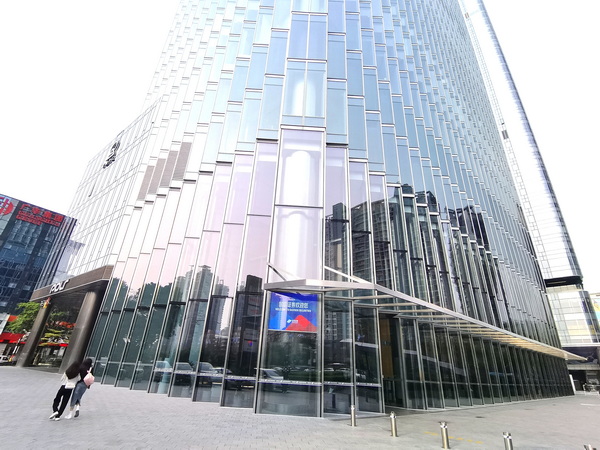 濱海雲中心玻璃清洗：讓建築魅力重現